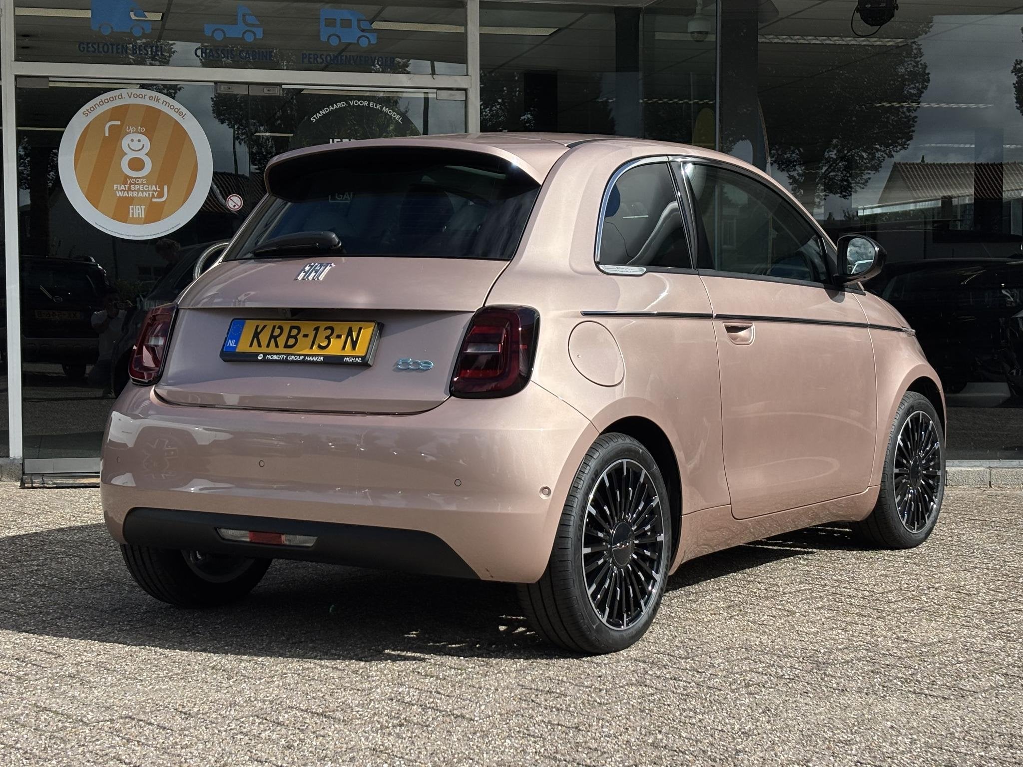 Fiat 500e La Prima 42 kWh | Panoramadak | Apple-Android | Pa, Auto's, Gebruikt, 118 pk, 4 stoelen, Origineel Nederlands