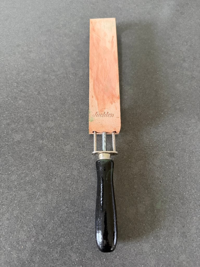 Juchten spanriem / scheerriem voor open scheermes, Antiek en Kunst, Antiek | Gereedschap en Instrumenten, Ophalen of Verzenden