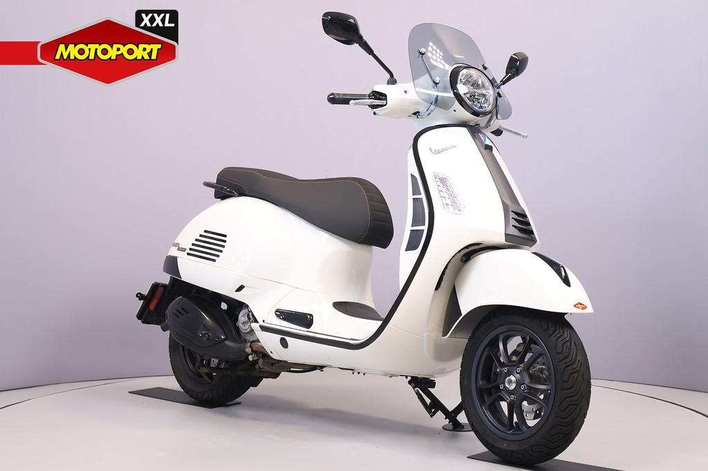 Vespa GTS 300 SUPER (bj 2023), Motoren, Scooter, Bedrijf, Piaggio Vespa B.V., Minervum 7272
4817 ZM  Breda, NL