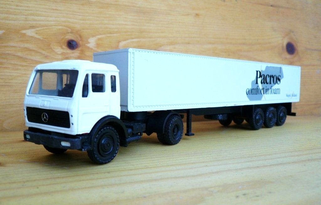 NZG Mercedes ng-sk + oplegger pacros waspik comfort in foam, Hobby en Vrije tijd, Modelauto's | 1:50, Ophalen of Verzenden, Gebruikt