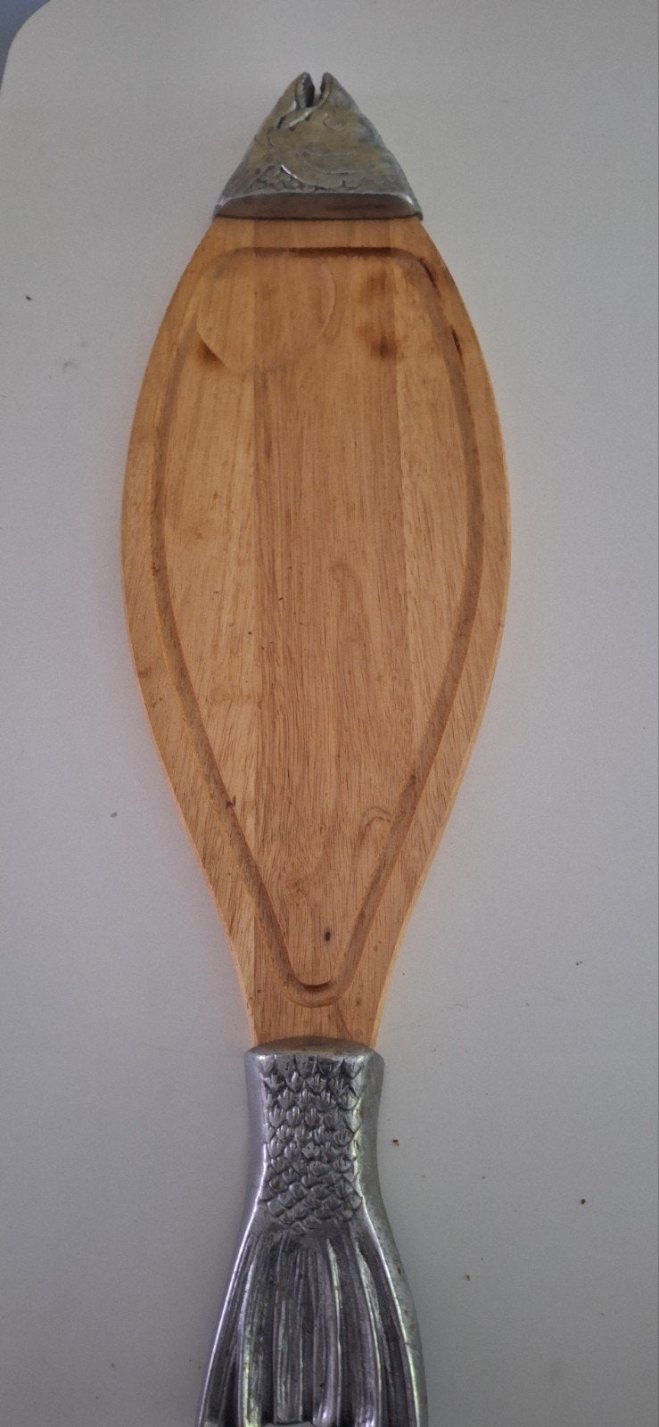 Vintage houten visplank met metalen details, Huis en Inrichting, Gebruikt, Hout, Snij-/serveerplank, Ophalen of Verzenden