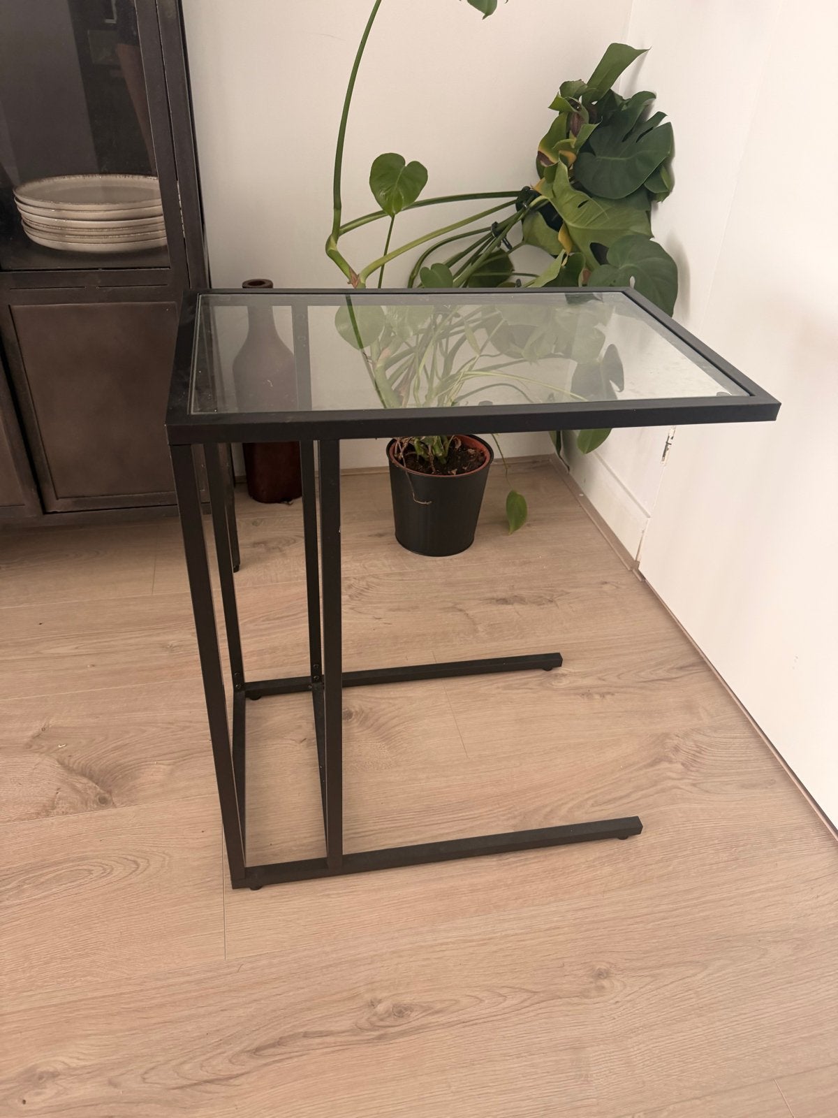 IKEA Gladom bijzettafel met glazen blad VITTSJÖ, Huis en Inrichting, Tafels | Bijzettafels, Ophalen, Gebruikt, Metaal of Aluminium