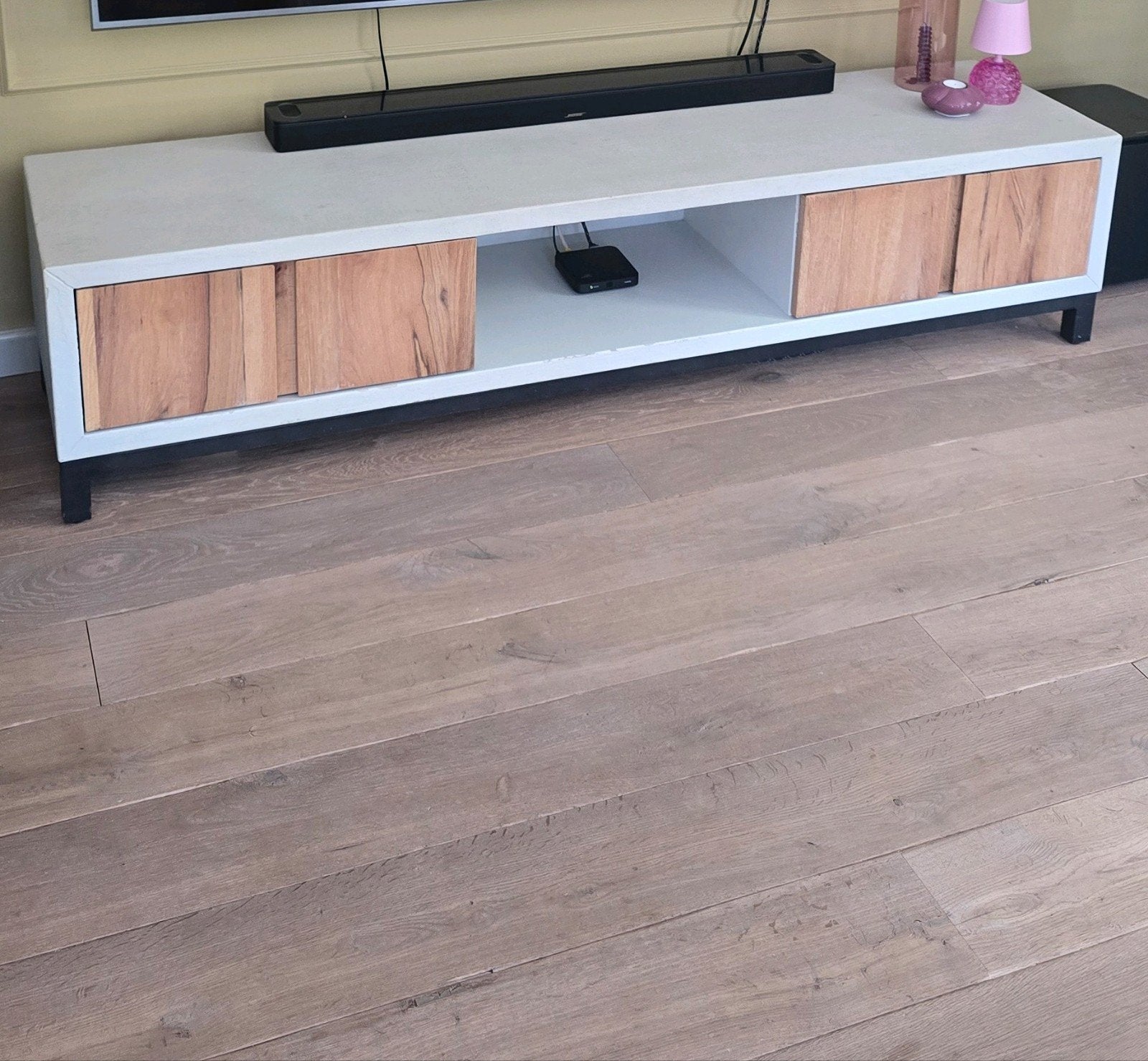 Modern TV-meubel met houtlook deuren 180x45x42, Ophalen, Gebruikt, 150 tot 200 cm, Minder dan 100 cm