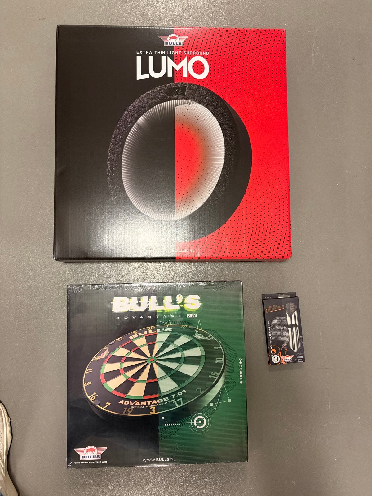 Complete Dartset: Bull's Dartbord, pijlen 22gr en lichtring, Ophalen of Verzenden, Nieuw, Dartbord met pijlen