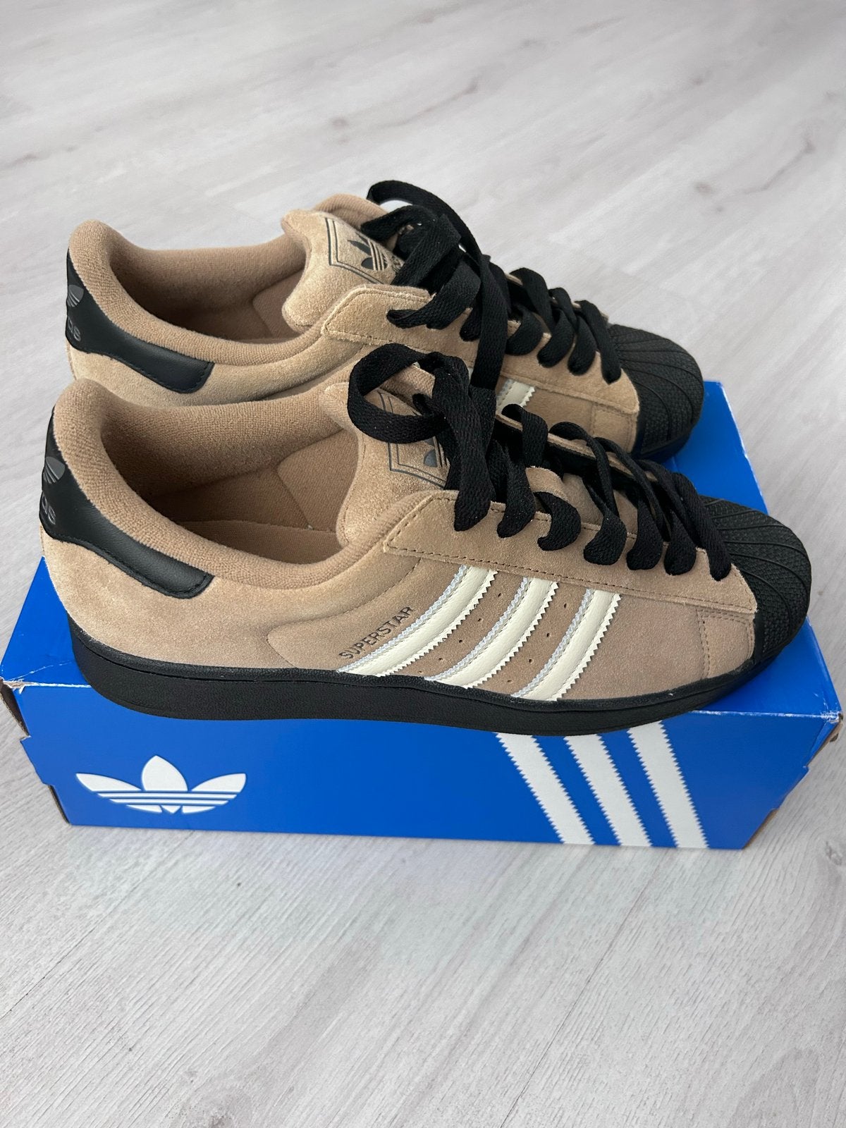 Nieuw Adidas Superstar II SneakersSuede Maat 46⅔ BeigeZwart, Ophalen of Verzenden, Nieuw, Sneakers of Gympen