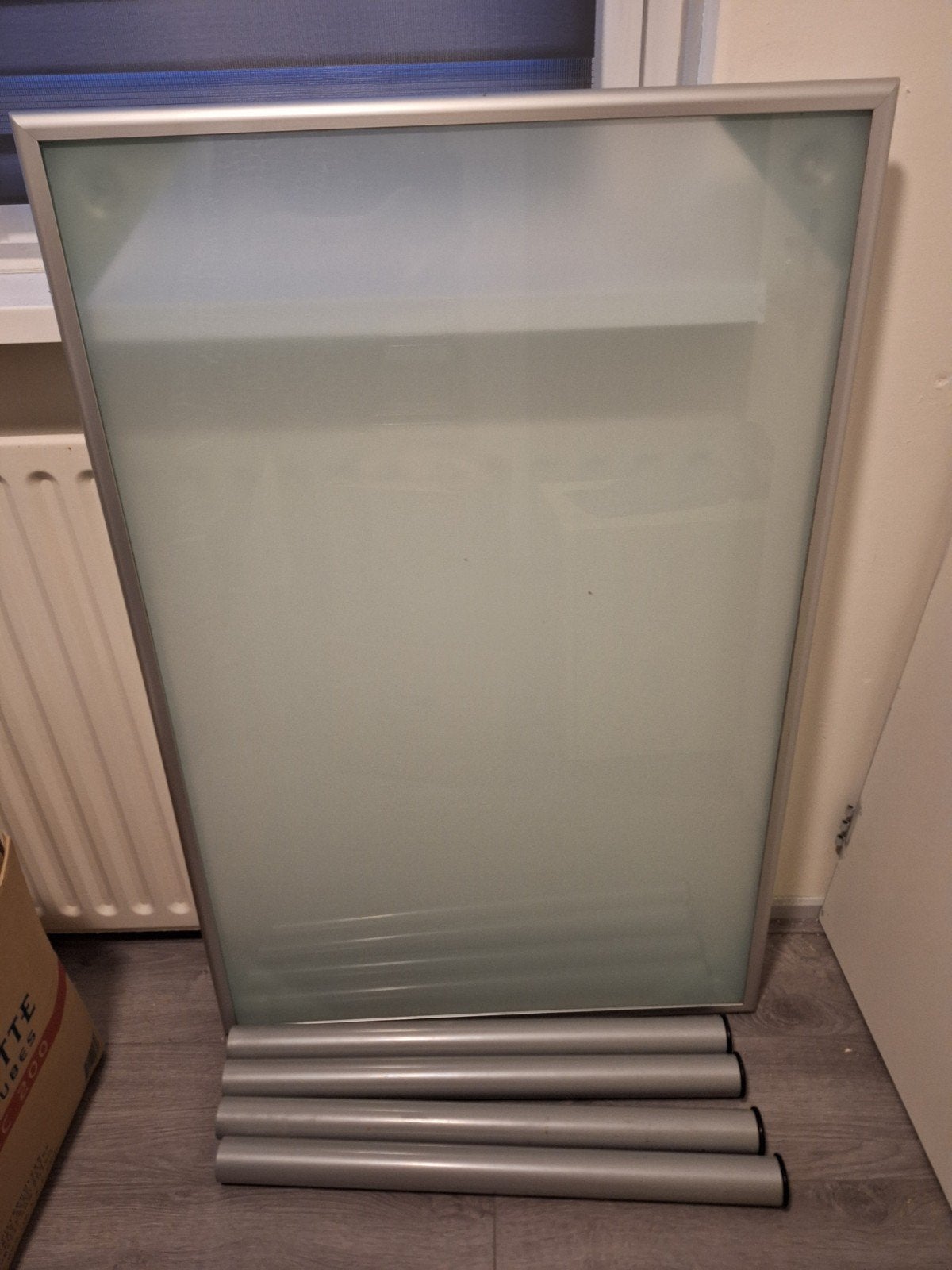 IKEA VIKA LAURI Tafel-Matglas/Aluminium, Huis en Inrichting, Ophalen, Gebruikt, 100 tot 150 cm, 50 tot 100 cm