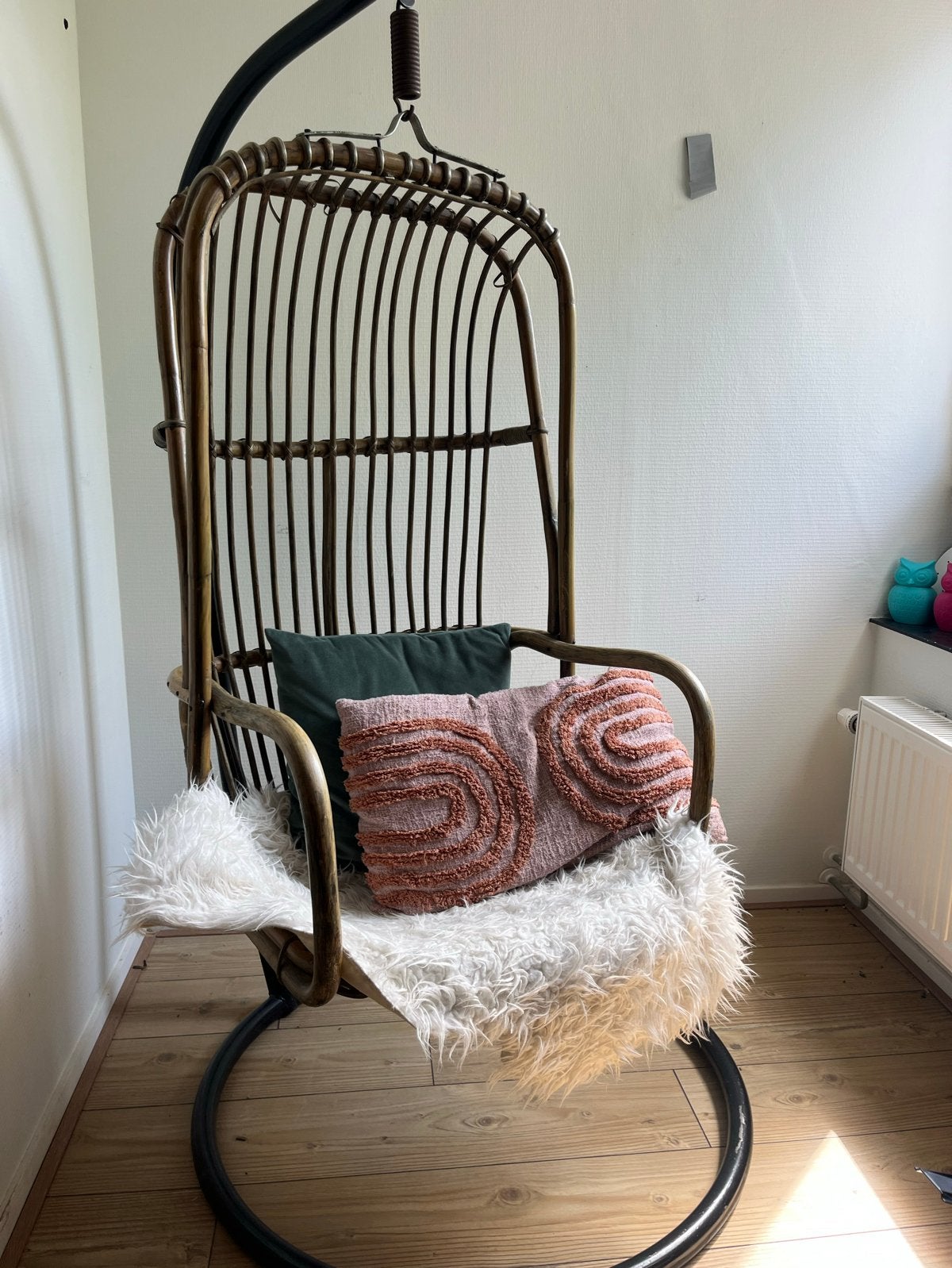 Rotan hangstoel met standaard, Huis en Inrichting, Stoelen, Ophalen, Gebruikt, Bruin, Riet of Rotan