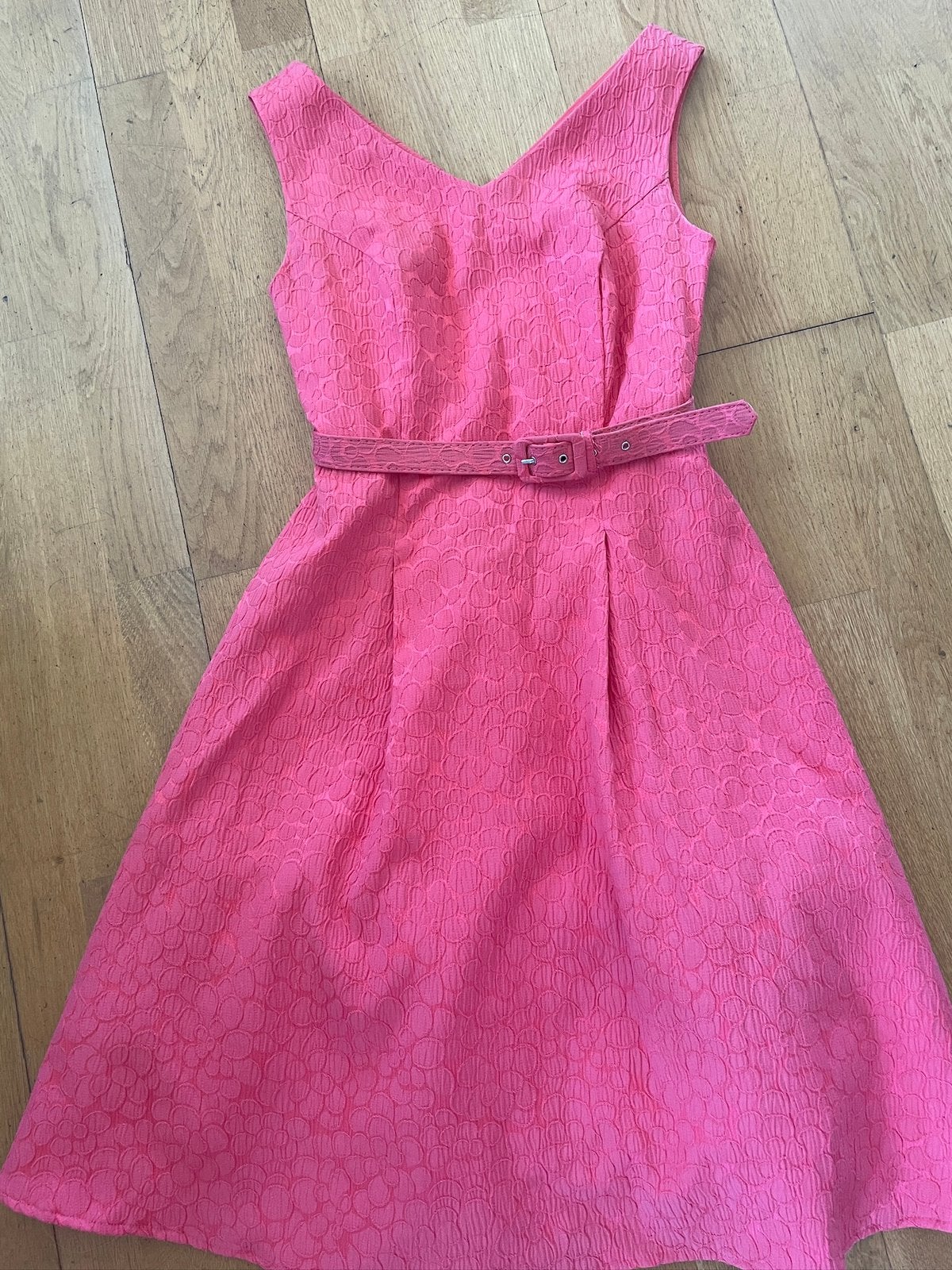 Prachtige cocktailjurk in koraalrood maat 34,  Dresses, Ophalen of Verzenden, Zo goed als nieuw, Maat 34 (XS) of kleiner, Boven de knie