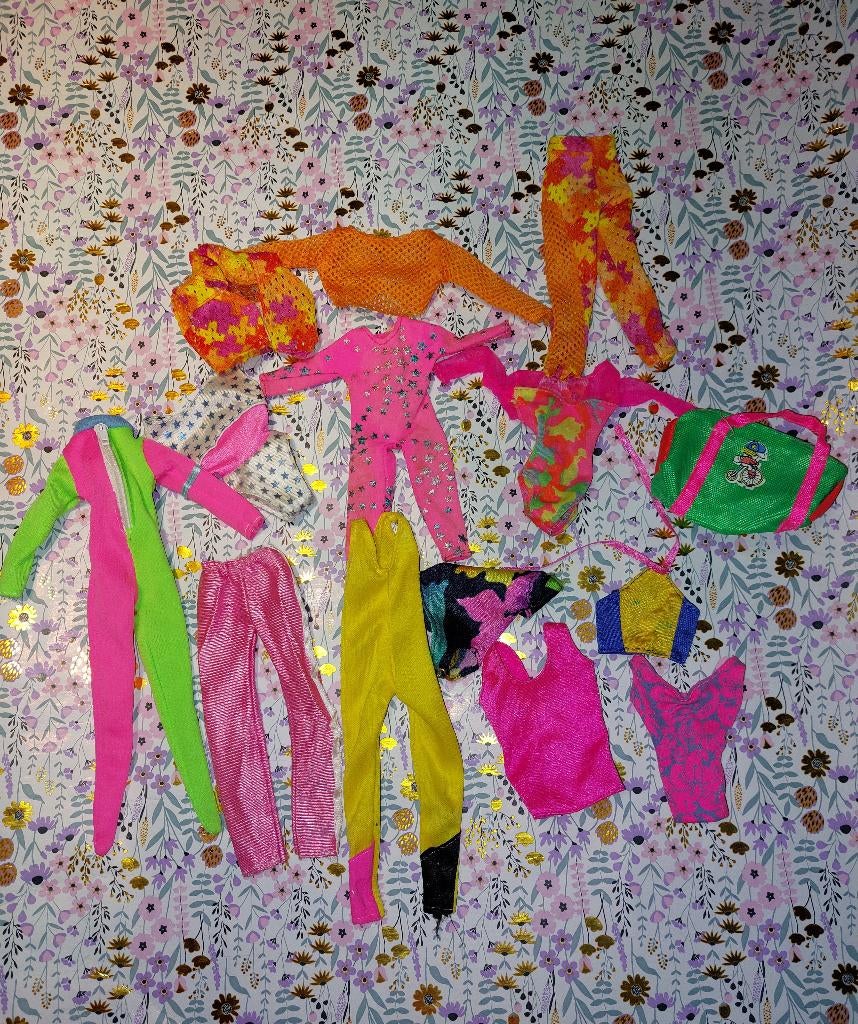 Bundel vintage Barbie sport kleertjes, Ophalen of Verzenden, Gebruikt, Kleertjes
