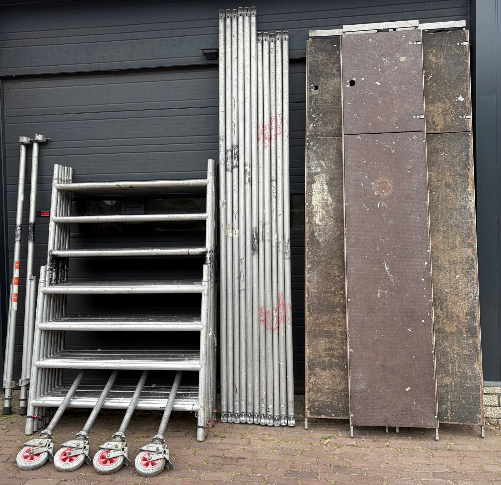 Altrex steiger 8.2 m werkhoogte, Doe-het-zelf en Verbouw, Steigers, Ophalen of Verzenden, Zo goed als nieuw, Rolsteiger of Kamersteiger