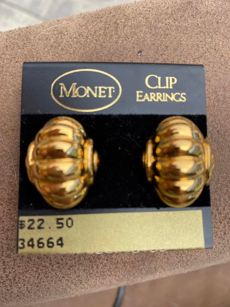 Monet Clip Oorbellen Goudkleurig, Overige materialen, Ophalen of Verzenden, Zo goed als nieuw, Knopjes of Stekers