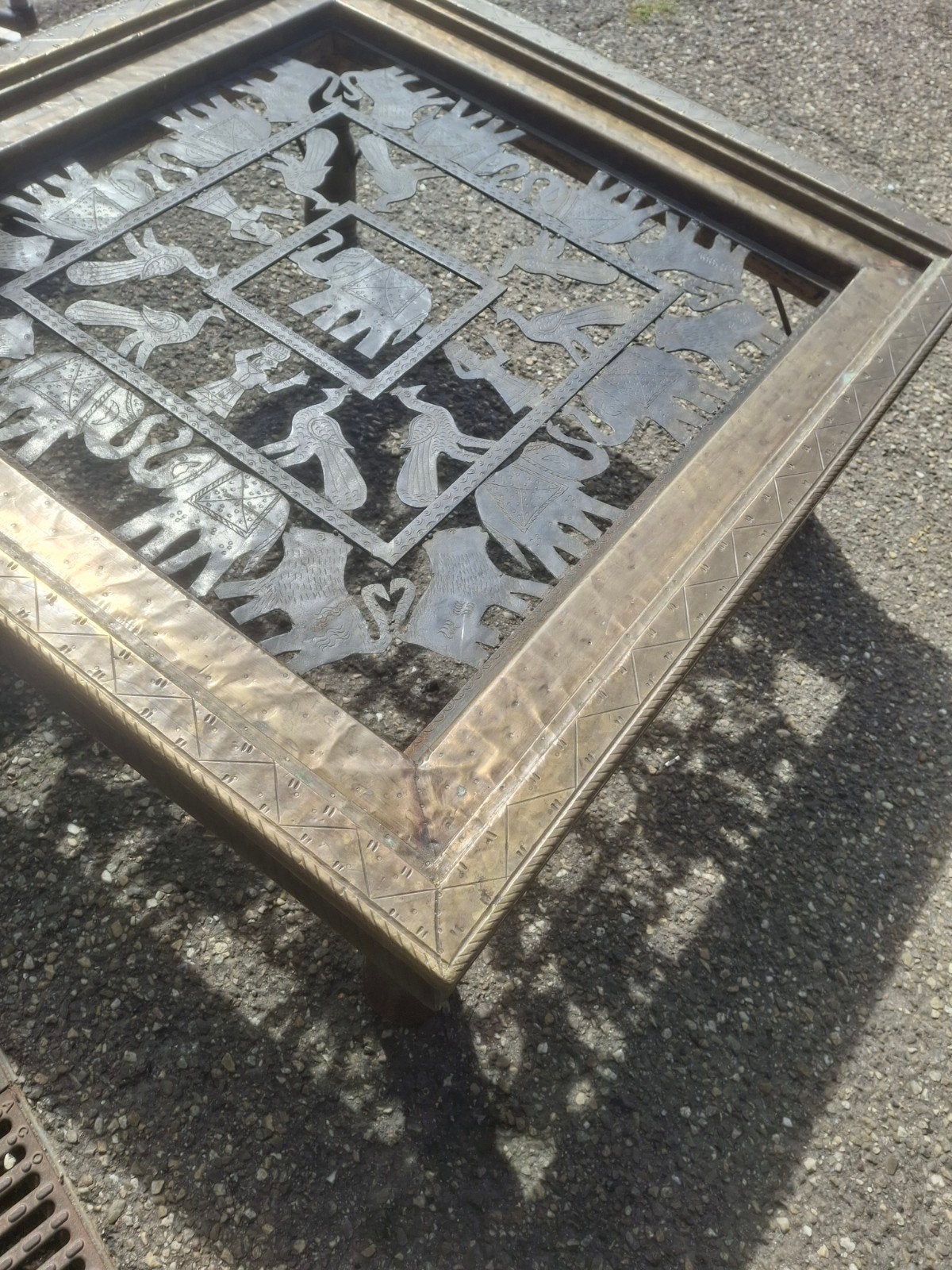 Balinese salontafel met messing beslag en ijzeren frame, Ophalen