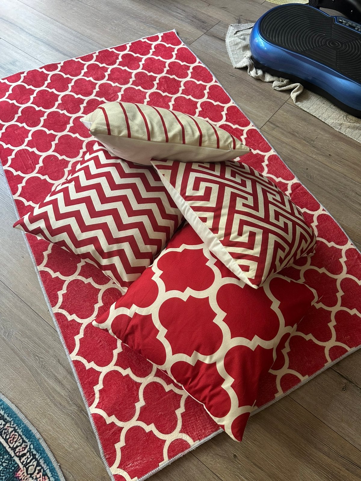 Retro style vloerjleed met bijpassende kussens, Ophalen, Zo goed als nieuw, Rood, Rechthoekig