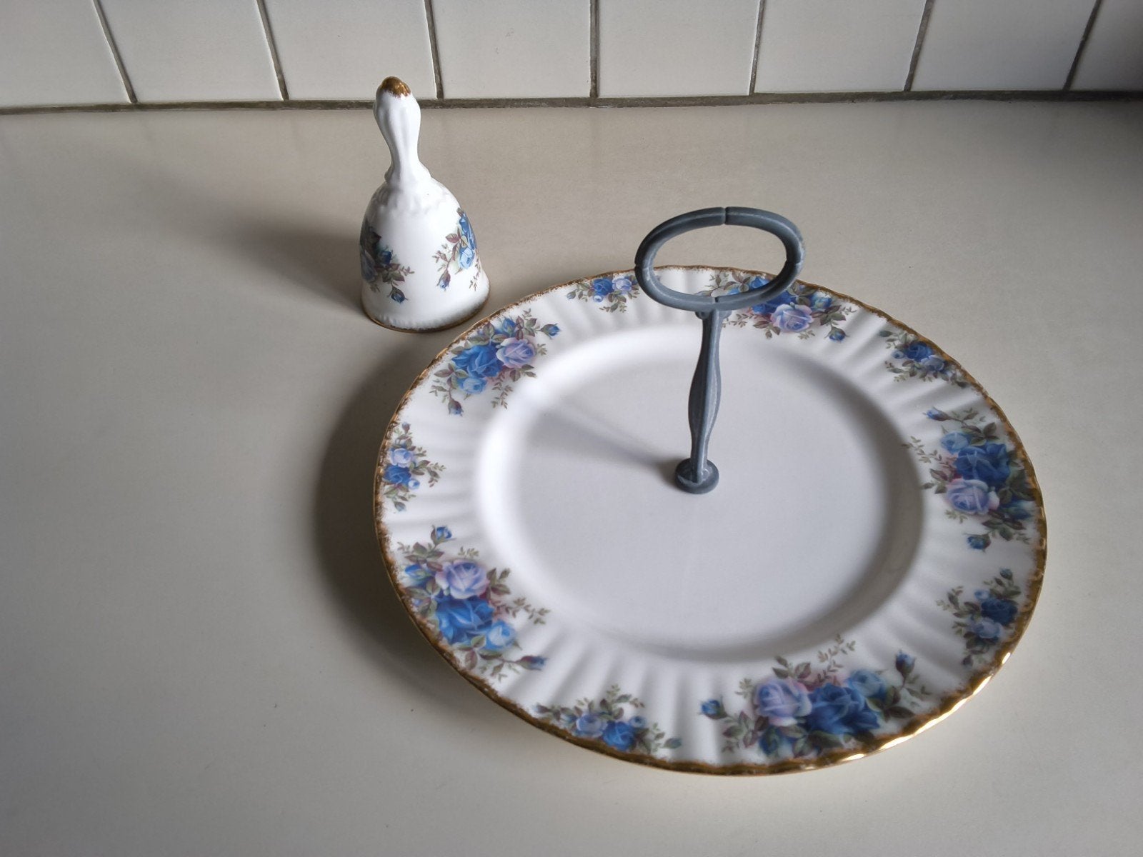royal albert tafelbel en etagere moonlight rose, Ophalen of Verzenden, Porselein, Overige stijlen