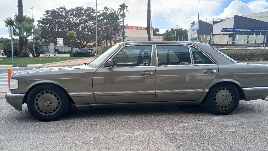 IN SPANJE MERCEDES 560 SEL 88  MB190 E 87 IN PRIJS VERLAAGD, Auto's, Automaat, Achterwielaandrijving, Zwart, Stoelverwarming