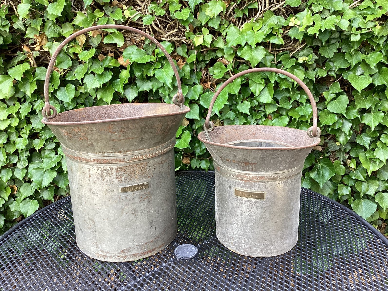 2 verzinkte litermaten, 32 en 26 cm hoog, hebben wat roest., Antiek en Kunst, Ophalen