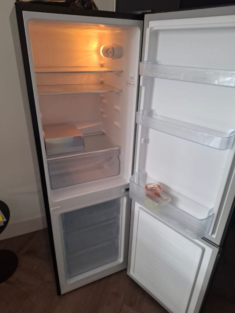 CHiQ Fridge-Freezer 157L – Less Than 1 Year Old – €185, Witgoed en Apparatuur, Ophalen, 150 tot 200 liter, Zo goed als nieuw, 140 tot 160 cm