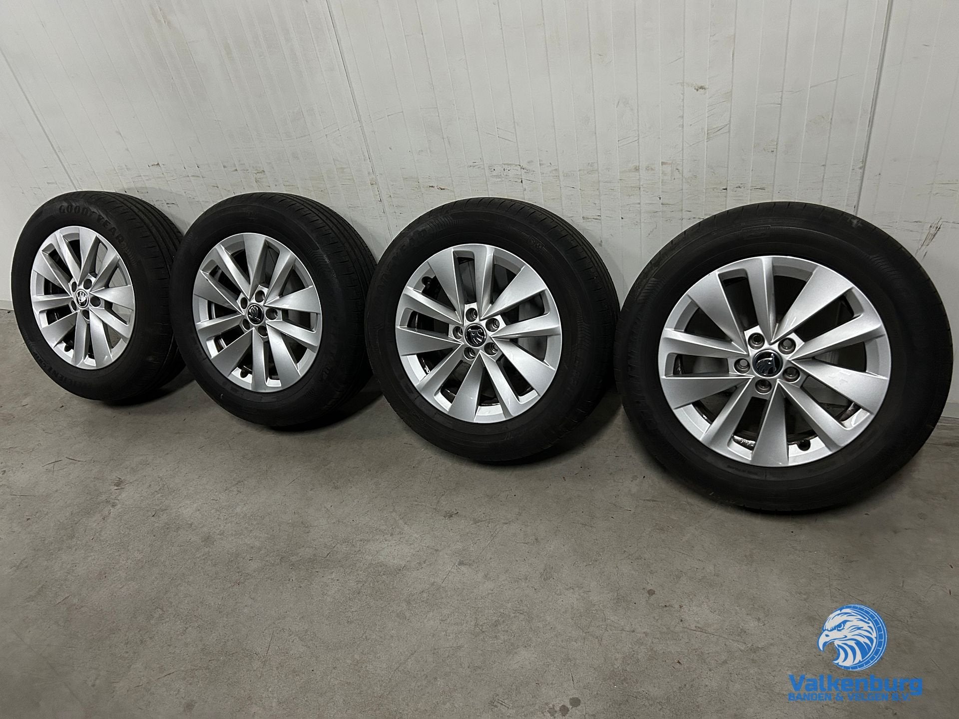 6-7mm! Originele Skoda Scala 16 velgen 5x100 zomerbanden 205, Gebruikt, -, Banden en Velgen, Zomerbanden