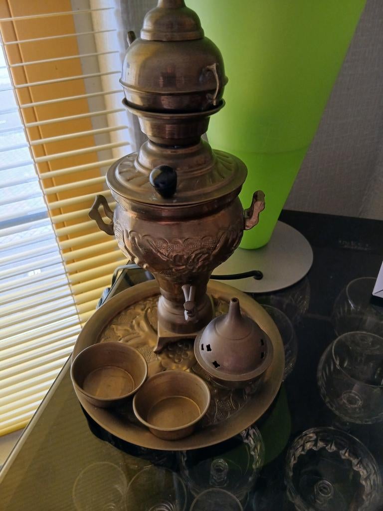 Samovar met dienblad en kommetjes, Ophalen, Koper