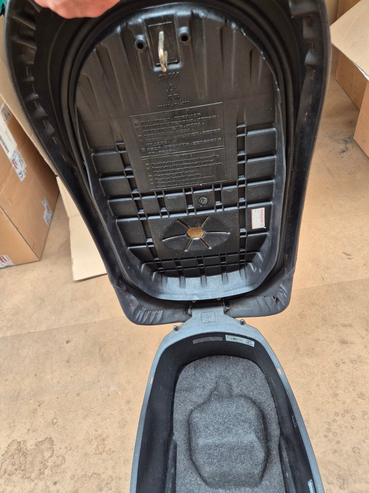 Zadel buddyseat Sym Mio zwart - Gebruikt, Fietsen en Brommers, Brommeronderdelen | Scooters, SYM Motors, Gebruikt, No. 3, Chung Hua Rd., Hukou Township, Hsinchu County 303, Taiwan (R.O.C.)