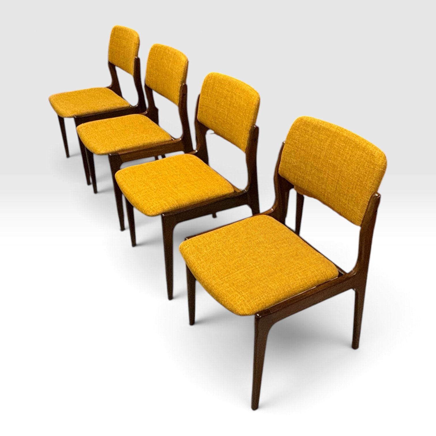 Set van 4 vintage Deense eetkamerstoelen, Huis en Inrichting, Bruin, Deens - Scandinavisch - Vintage, ?, Zo goed als nieuw