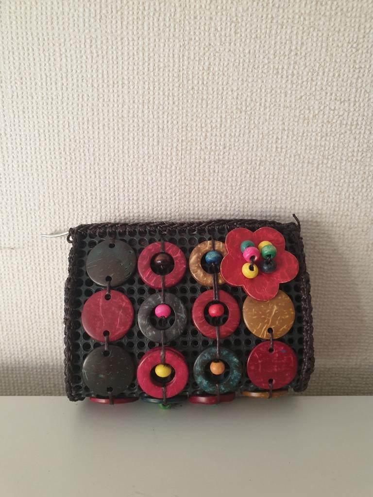 Portemonnee met gekleurde kokosschijfjes. Boho. 10x7x3,5 cm., Ophalen of Verzenden, Zo goed als nieuw, Zwart