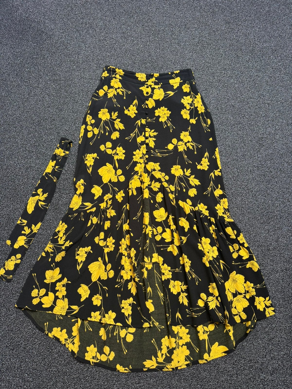 Nieuwe zwart gele rok van  Colourful Rebel maat S 38/40, Kleding | Dames, Rokken, Zo goed als nieuw, Maat 38/40 (M), Zwart, Onder de knie