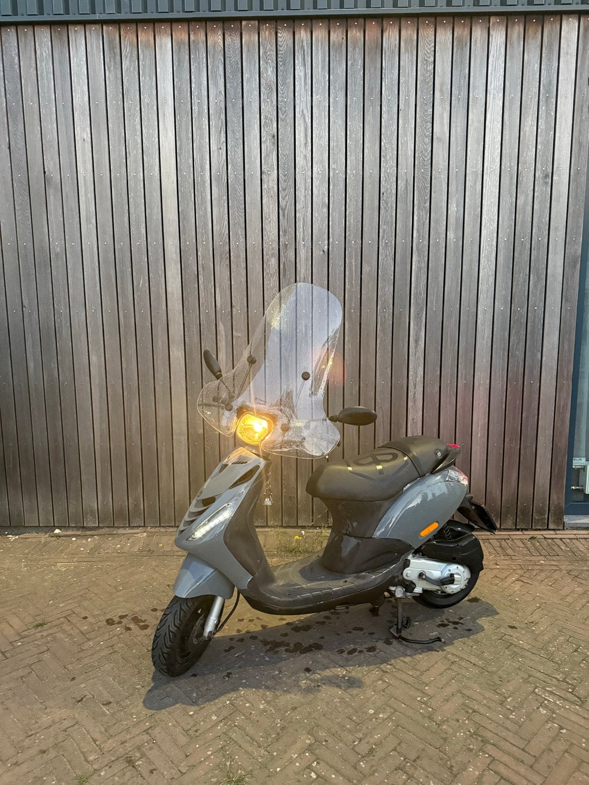 Piaggio Zip Scooter - Grijs met Windscherm, Ophalen, Gebruikt, Benzine, Piaggio
