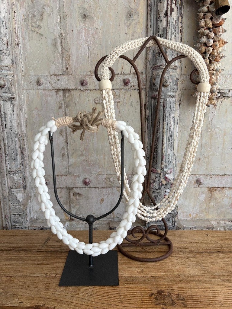 Schelpenketting op statief uit Bali, Huis en Inrichting, Woonaccessoires | Kransen, Ophalen of Verzenden