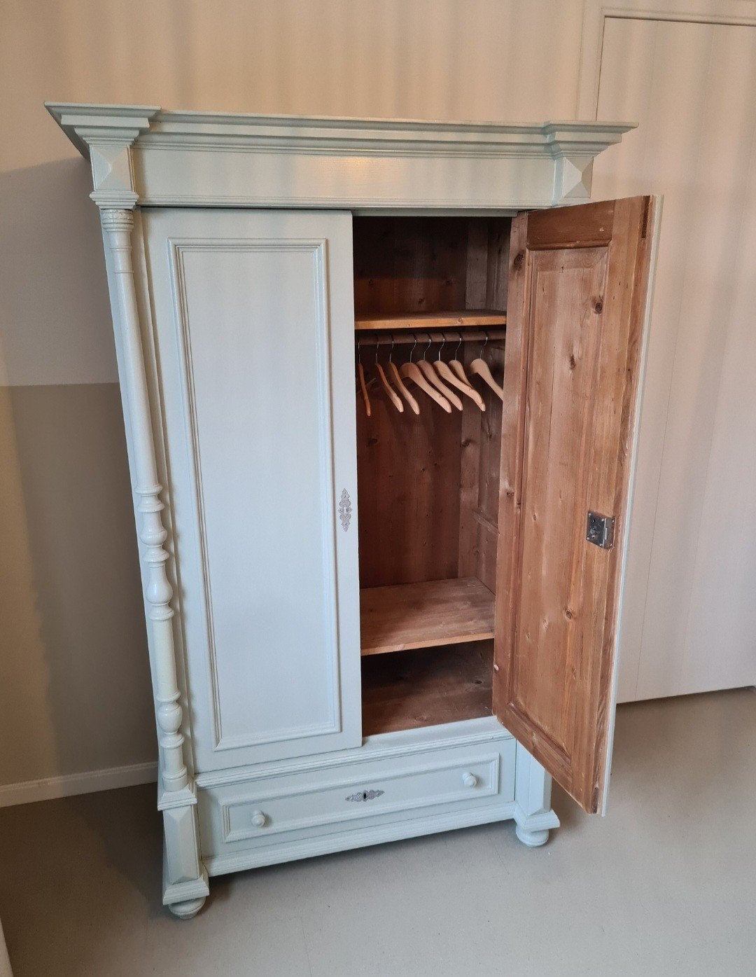 Vintage kledingkast Dove Grey - Lichtgroen, Ophalen, 100 tot 150 cm, Zo goed als nieuw, Met lade(s)