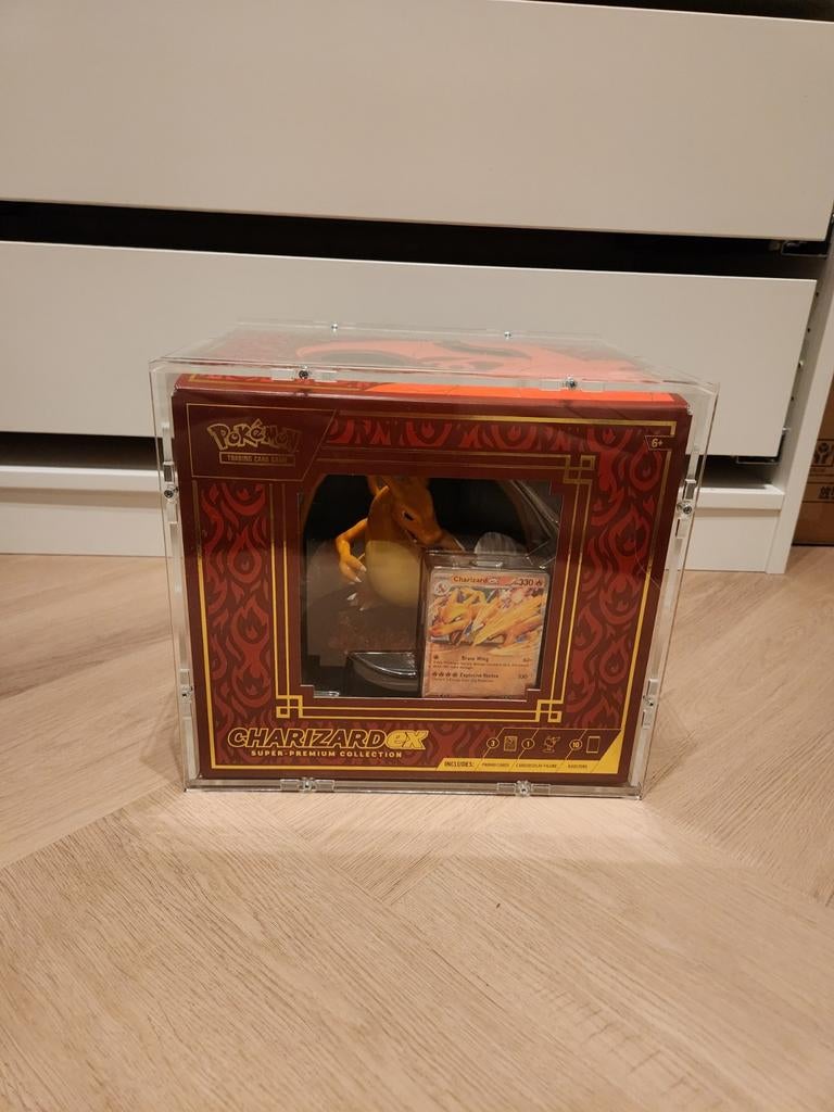 Charizard ex super premium collection in acryl, Verzamelen, Poppenhuizen en Toebehoren, Ophalen of Verzenden, Zo goed als nieuw