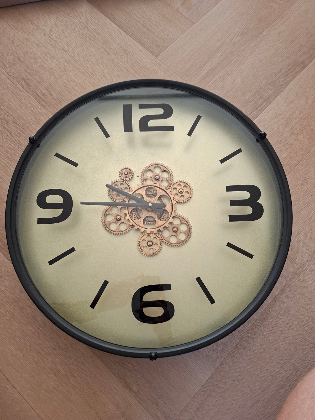 Grote wandklok met zichtbaar uurwerk en tandwielen, Ophalen, Wandklok, Analoog, Zo goed als nieuw