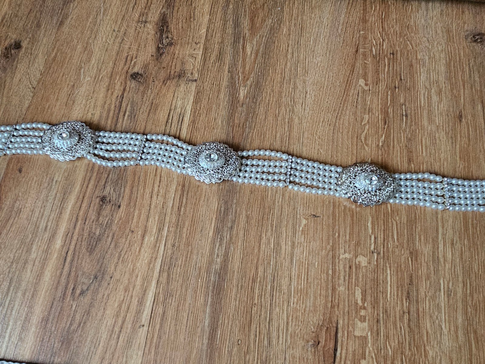 Elegante parels riem met zilverkleurige ornamenten, Overige materialen, Wit, Nieuw, Ophalen of Verzenden