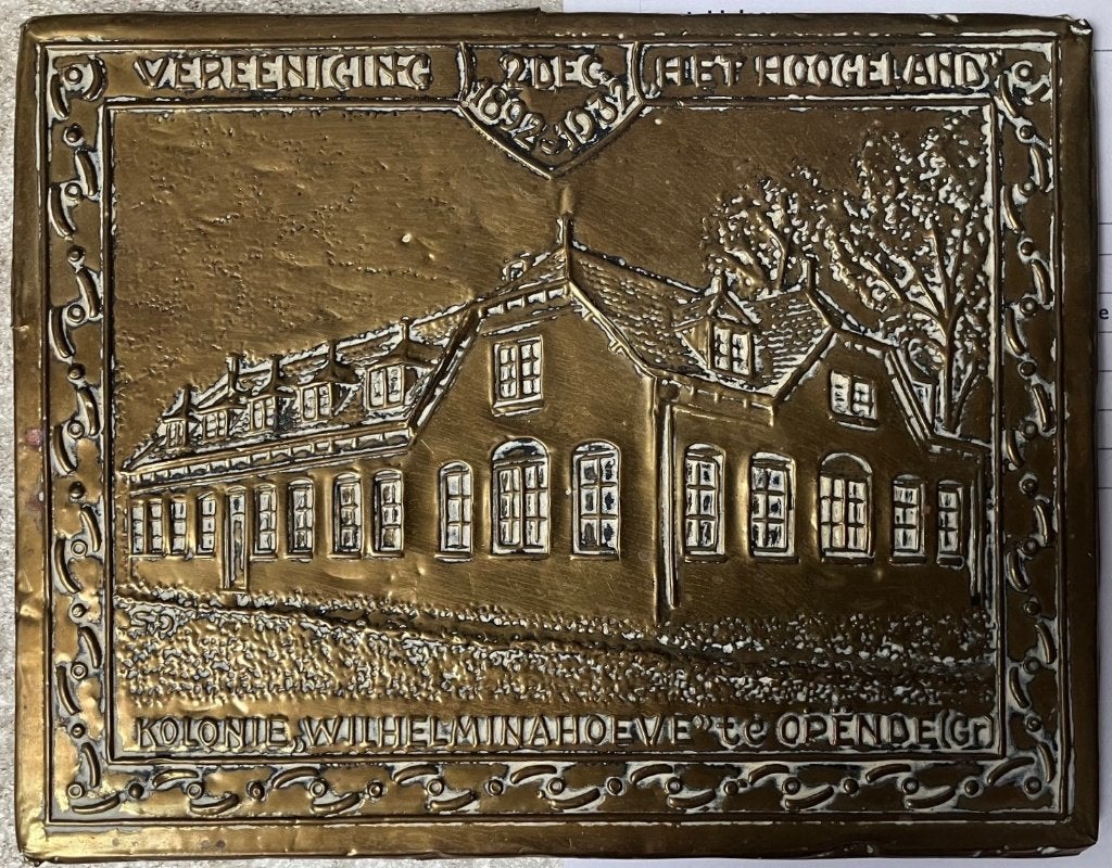 Koperen relief v.1932 40 jr Ver. Hoogeland. Wilhelminahoeve., Ophalen of Verzenden, Architectuur, Overige technieken