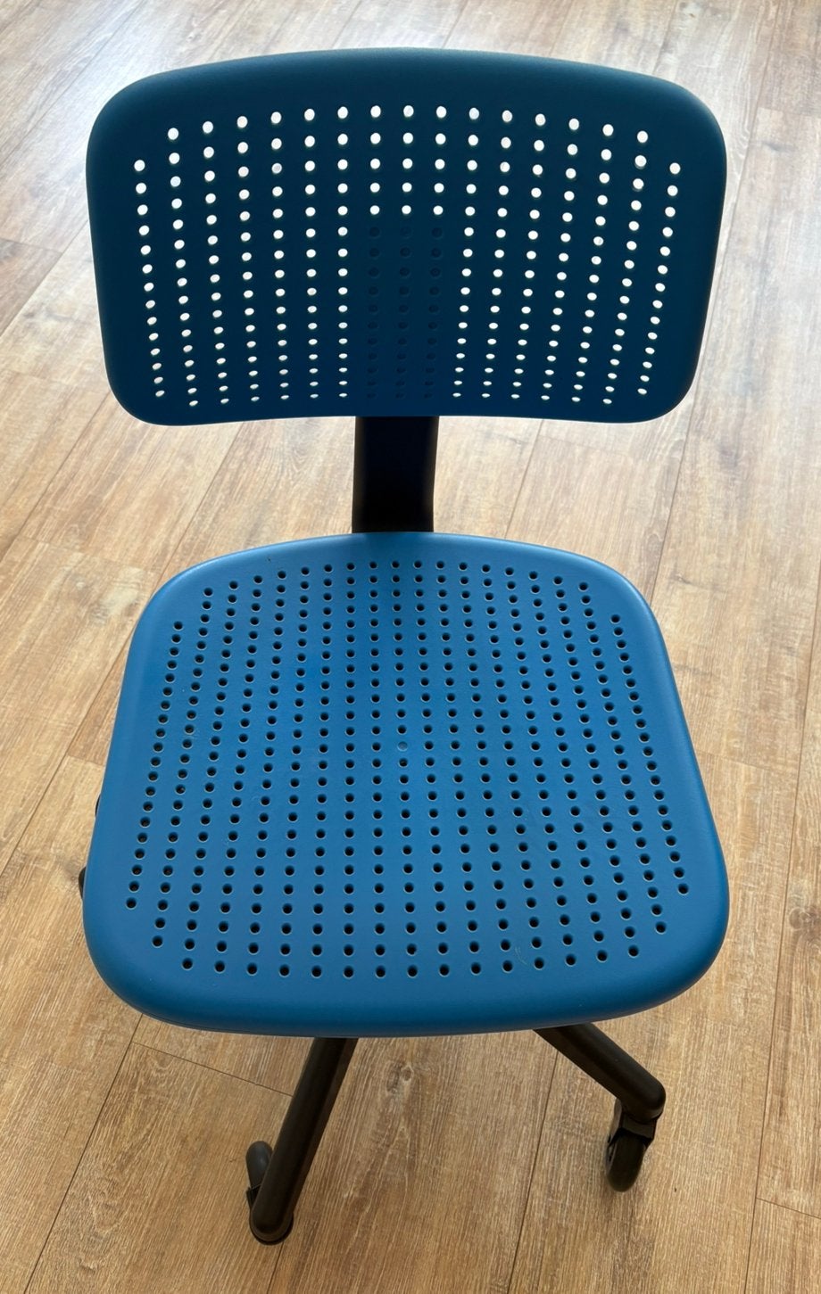 Verstelbare bureaustoel met zachte wielen – blauw/zwart, Ophalen, Zo goed als nieuw, Blauw