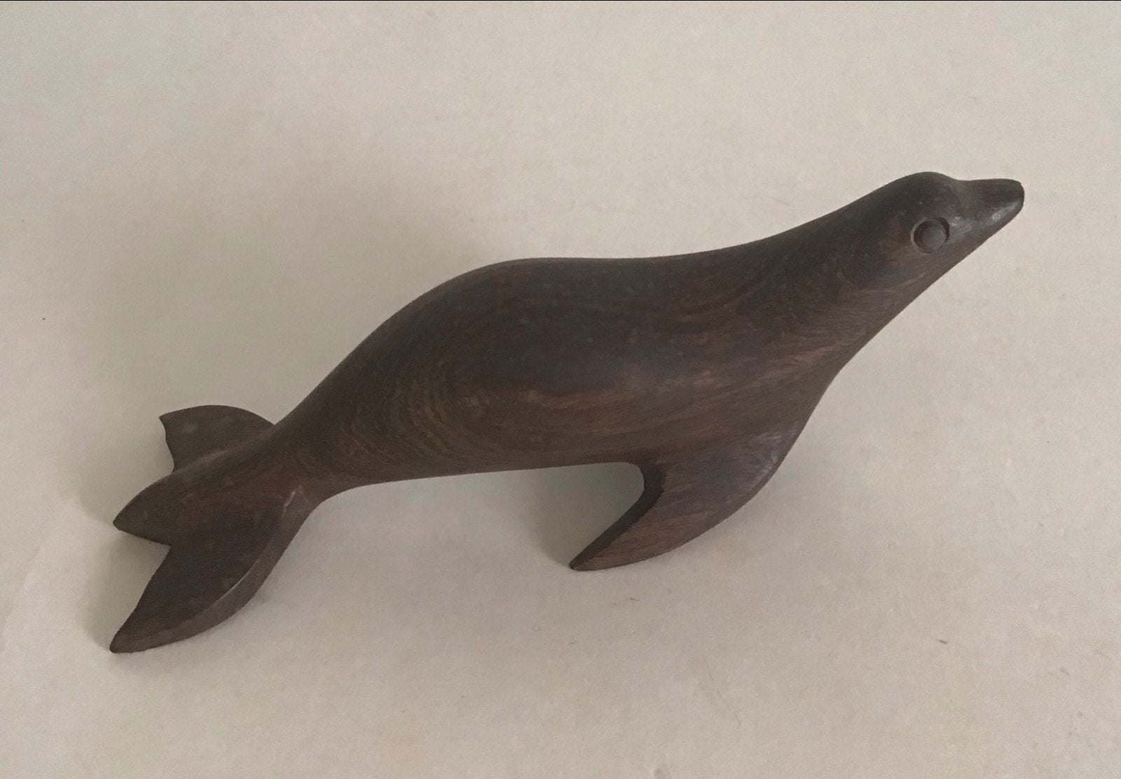 Houten zeehond beeldje - 15 cm lang, Antiek en Kunst, Minder dan 20 cm, Ophalen of Verzenden, Beeld, Hout