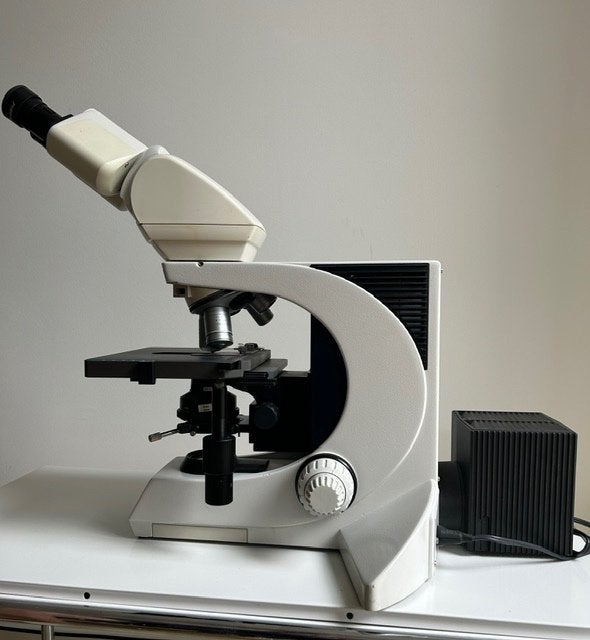 Leica DML B 100 watt Lamphuis microscoop 1000 euro, Ophalen of Verzenden, Zo goed als nieuw, 400x tot 1000x