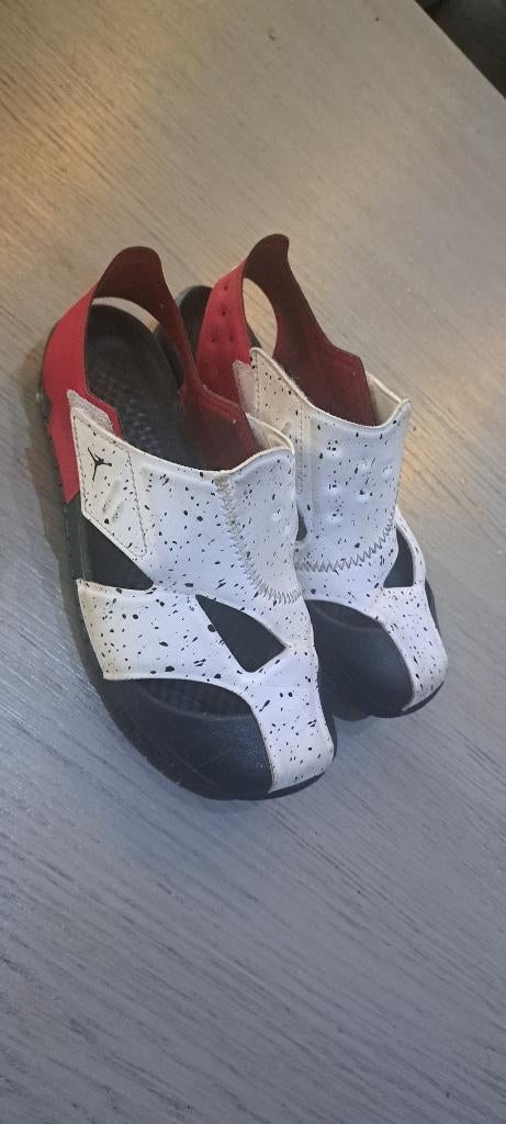 Zgan: Jordan flare sandalen wit/rood maat 33,5, Jongen of Meisje, Overige typen, Ophalen of Verzenden, Zo goed als nieuw
