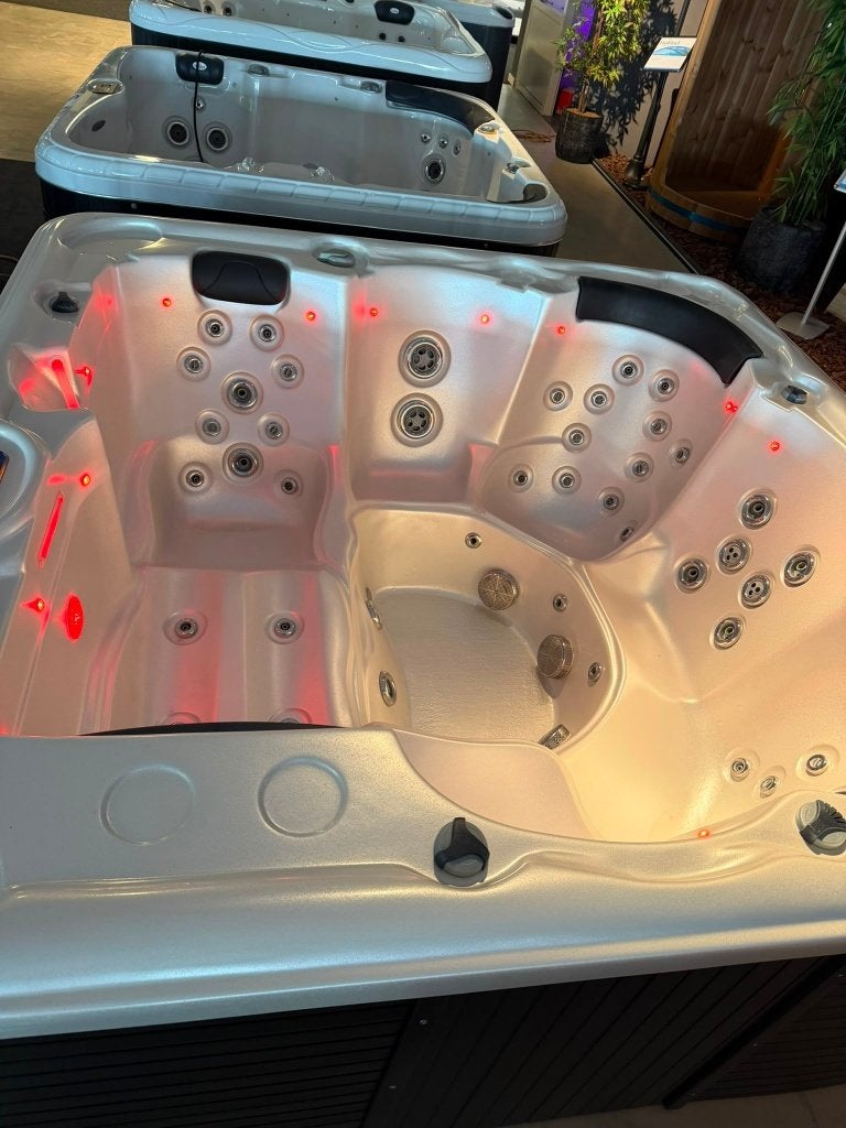 Luxe Jacuzzi / Spa 6 Persoons – Compleet & Direct Leverbaar!, Ophalen, Zo goed als nieuw, Trap, Vast