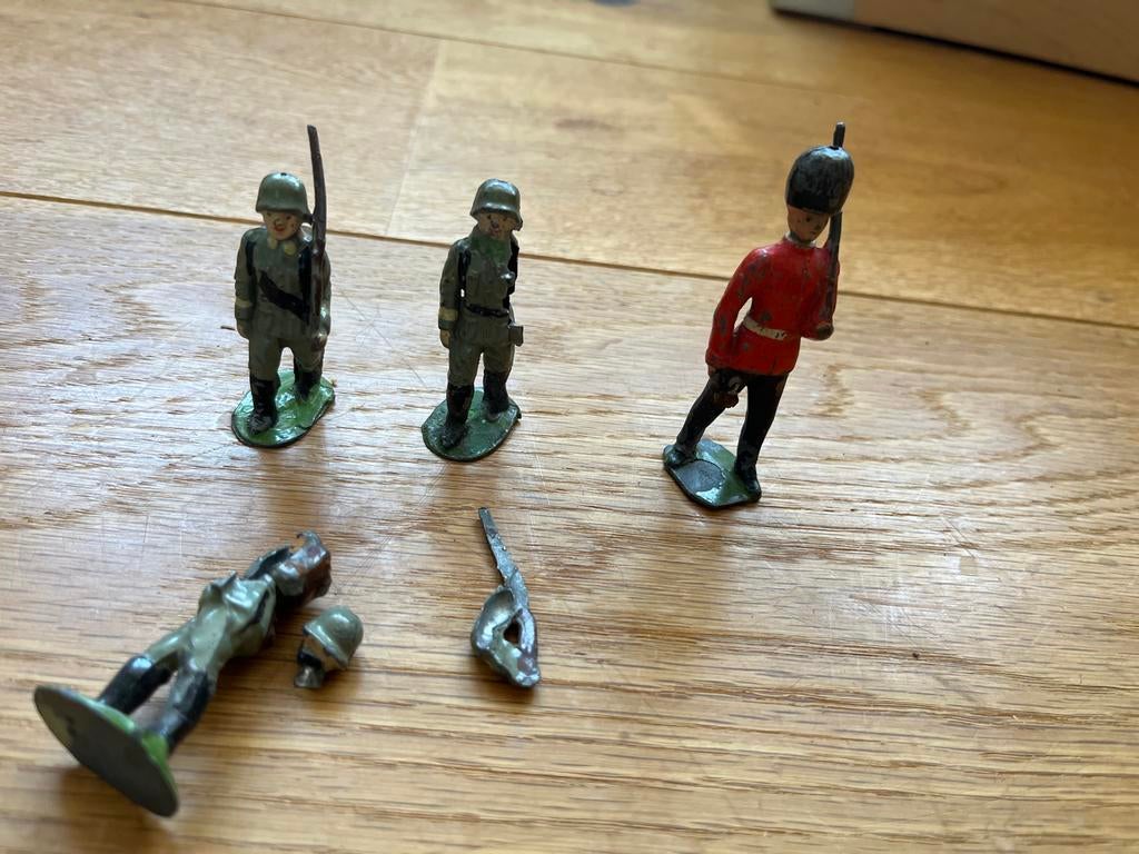 Tinnen soldaatjes: Wehrmacht  en Engelse soldaat, Ophalen of Verzenden, Gebruikt