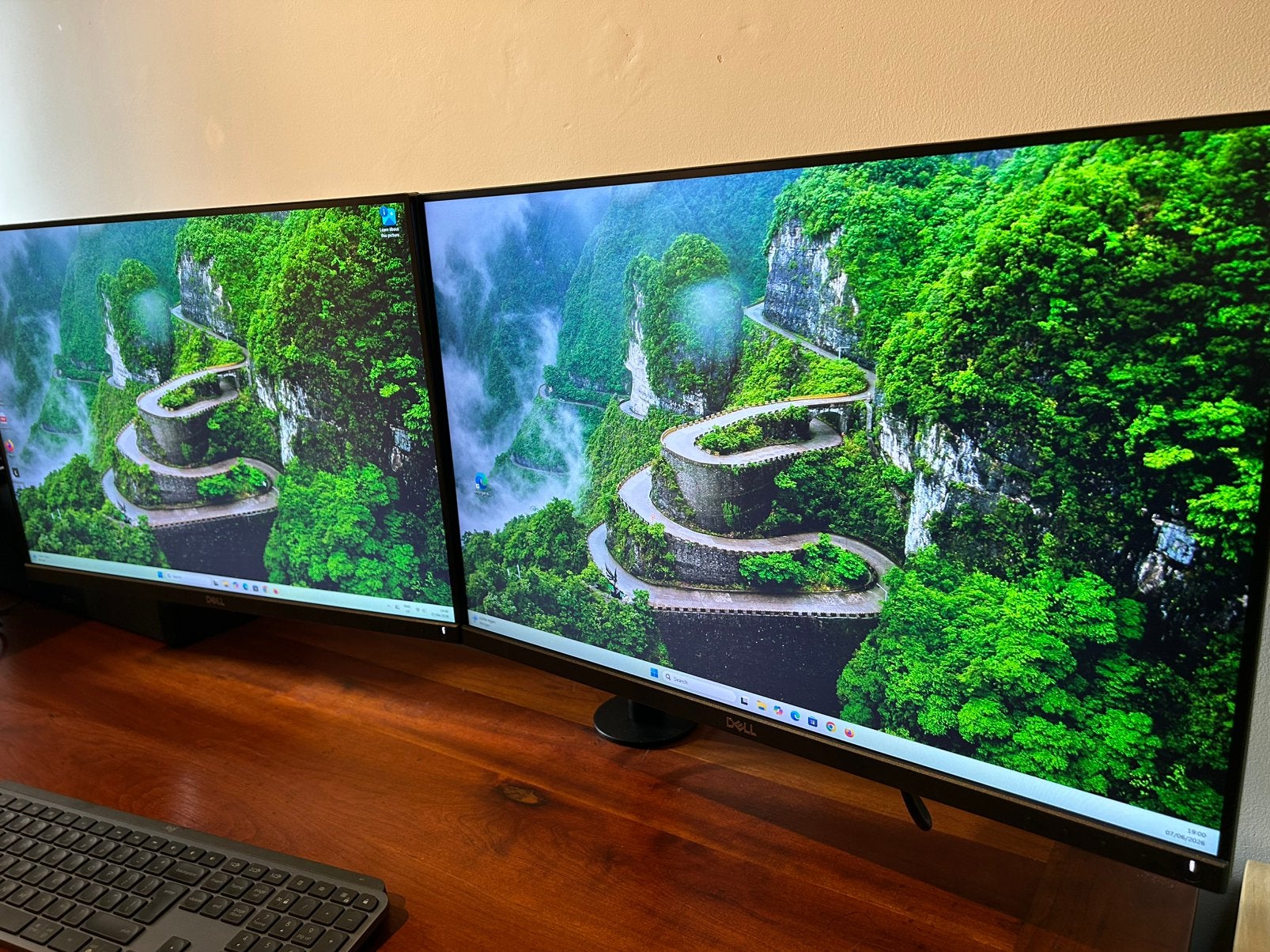 2x Dell P2421 Monitor met 1x Neomounts dual monitor arm, Computers en Software, Monitoren, Ophalen, IPS, Full HD, Zo goed als nieuw