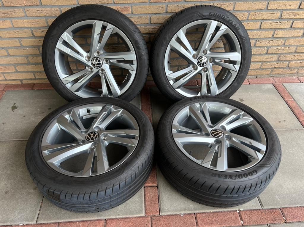 17 inch ORG VW golf 8 R line velgen met banden, Auto-onderdelen, Banden en Velgen, Ophalen, Banden en Velgen, 17 inch, Zomerbanden