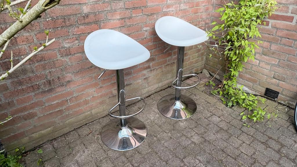 Design barkrukken kuip wit en chrome, Ophalen, 60 tot 90 cm, Zo goed als nieuw, In hoogte verstelbaar
