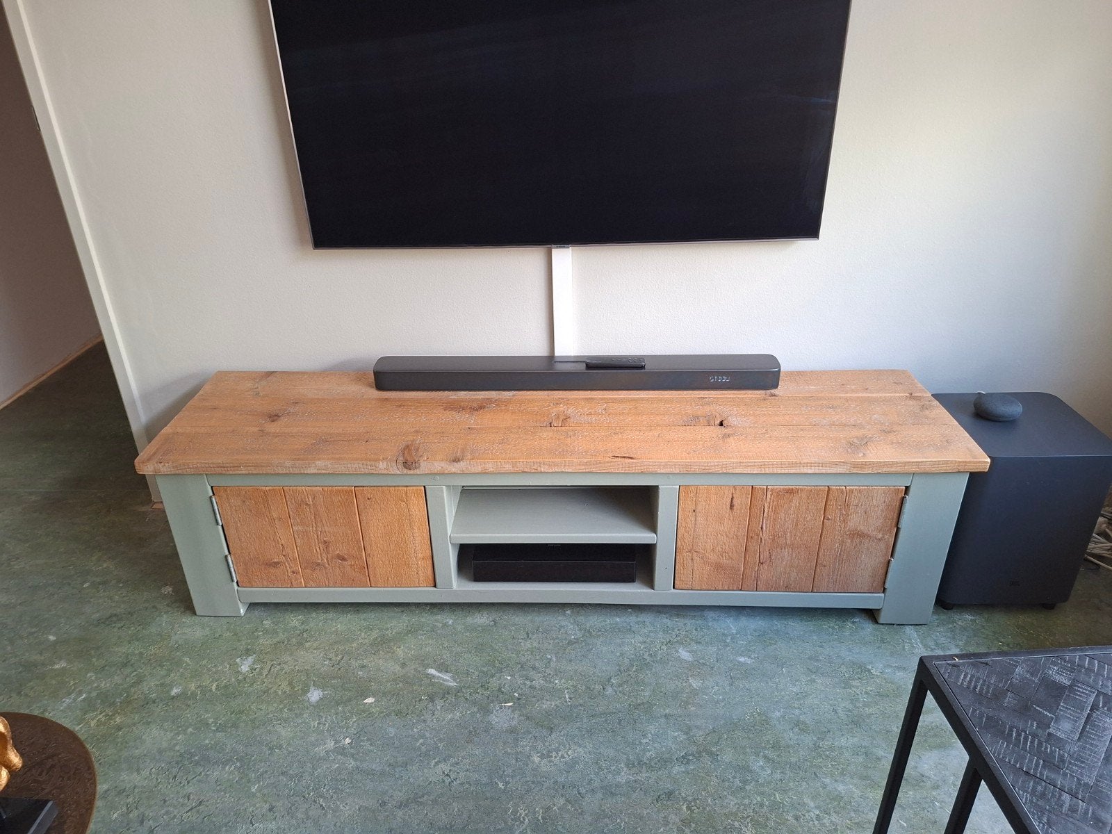 Massief steigerhout tv-meubel met 2 vakken en 2 deuren, Ophalen, 150 tot 200 cm, Zo goed als nieuw, Minder dan 100 cm
