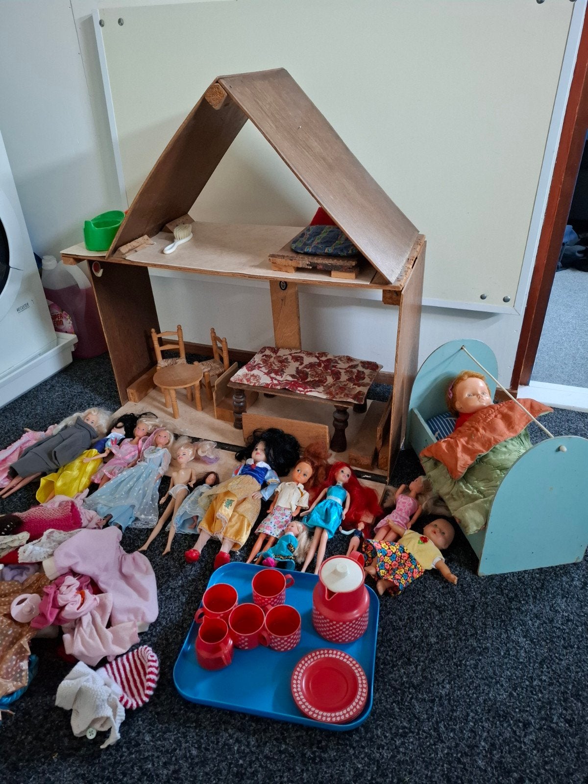 zelfgemaakt poppenhuis met poppen, barbies, accessoires, Kinderen en Baby's, Speelgoed | Poppenhuizen, Ophalen, Gebruikt, Poppenhuis
