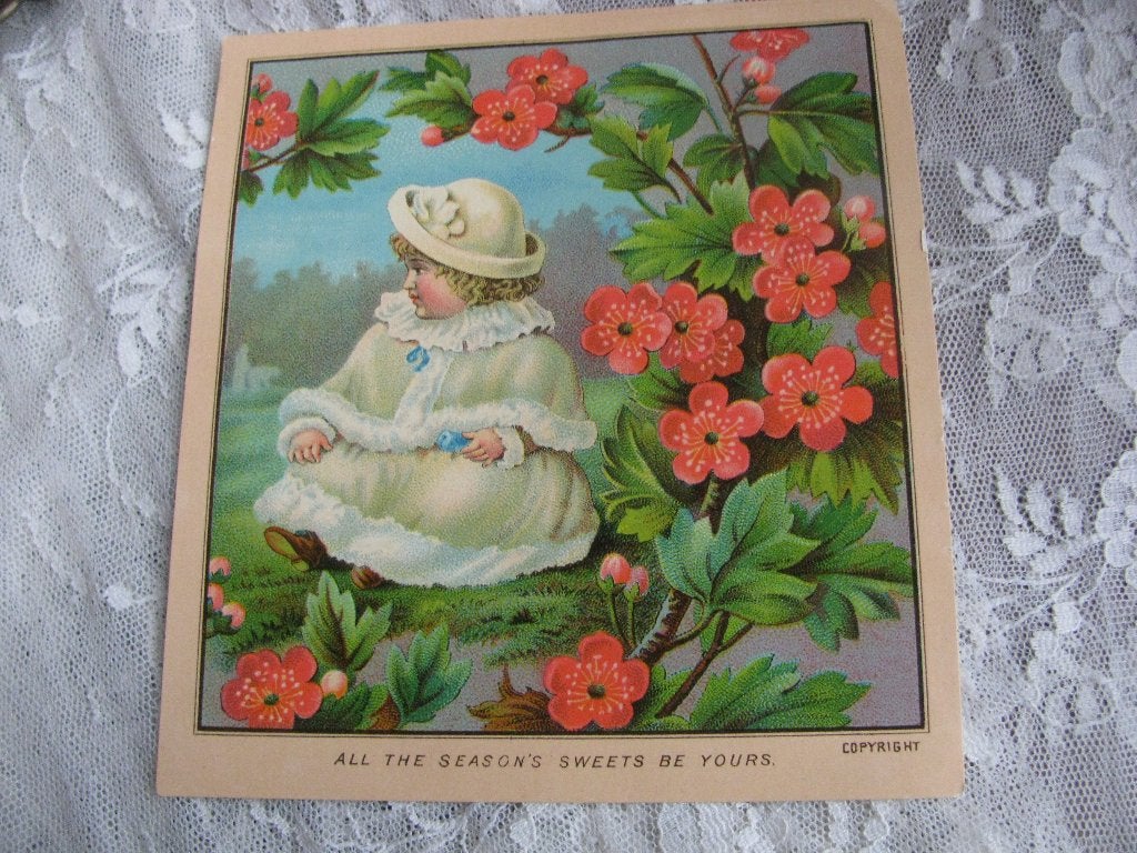 Antiek Scrap Prentje - Meisje met Witte Muts & Jas / Bloemen, Ophalen of Verzenden