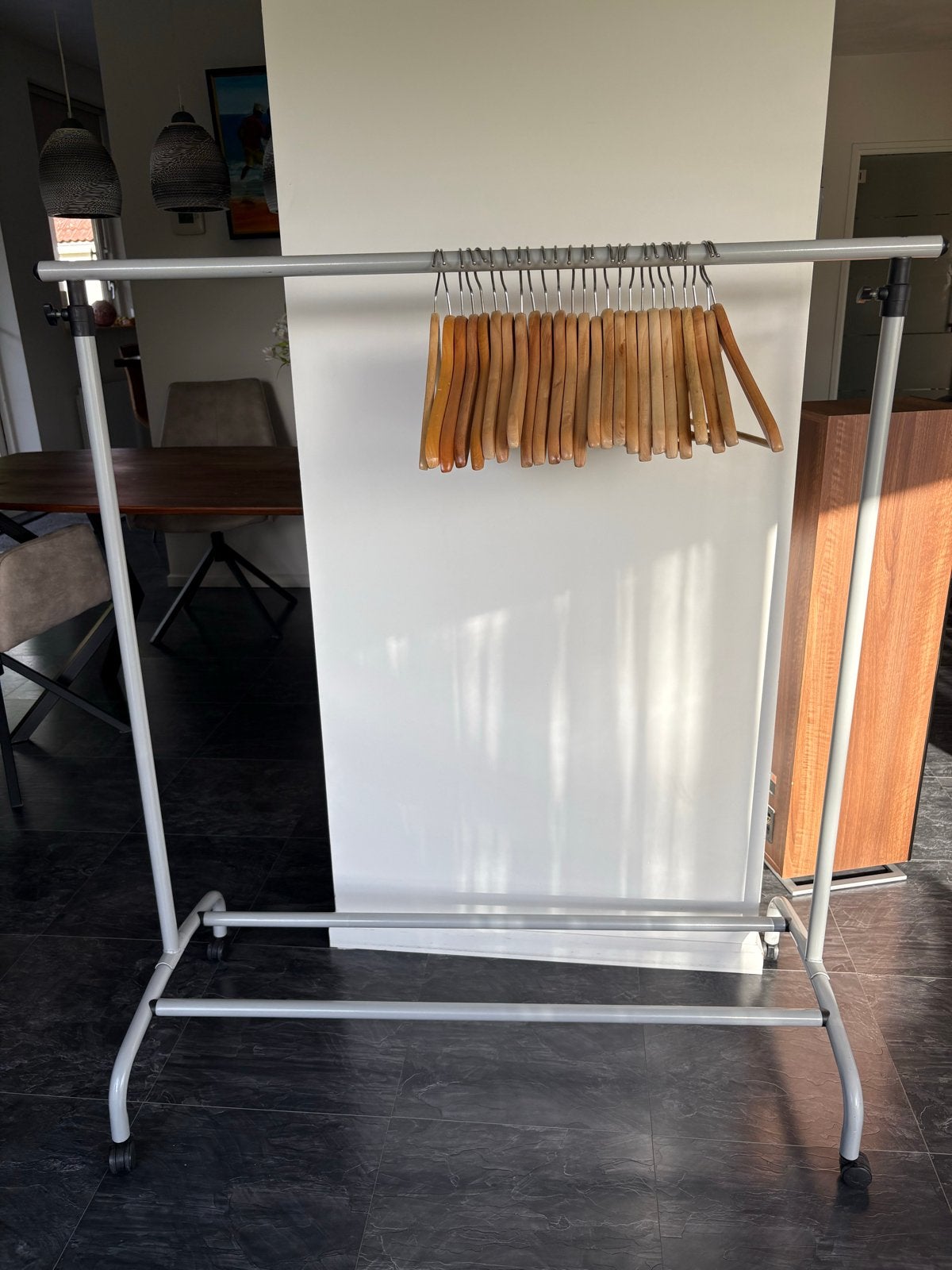 In hoogte verstelbaar kledingrek met 25 houten hangers, Ophalen, Met wielen, Gebruikt