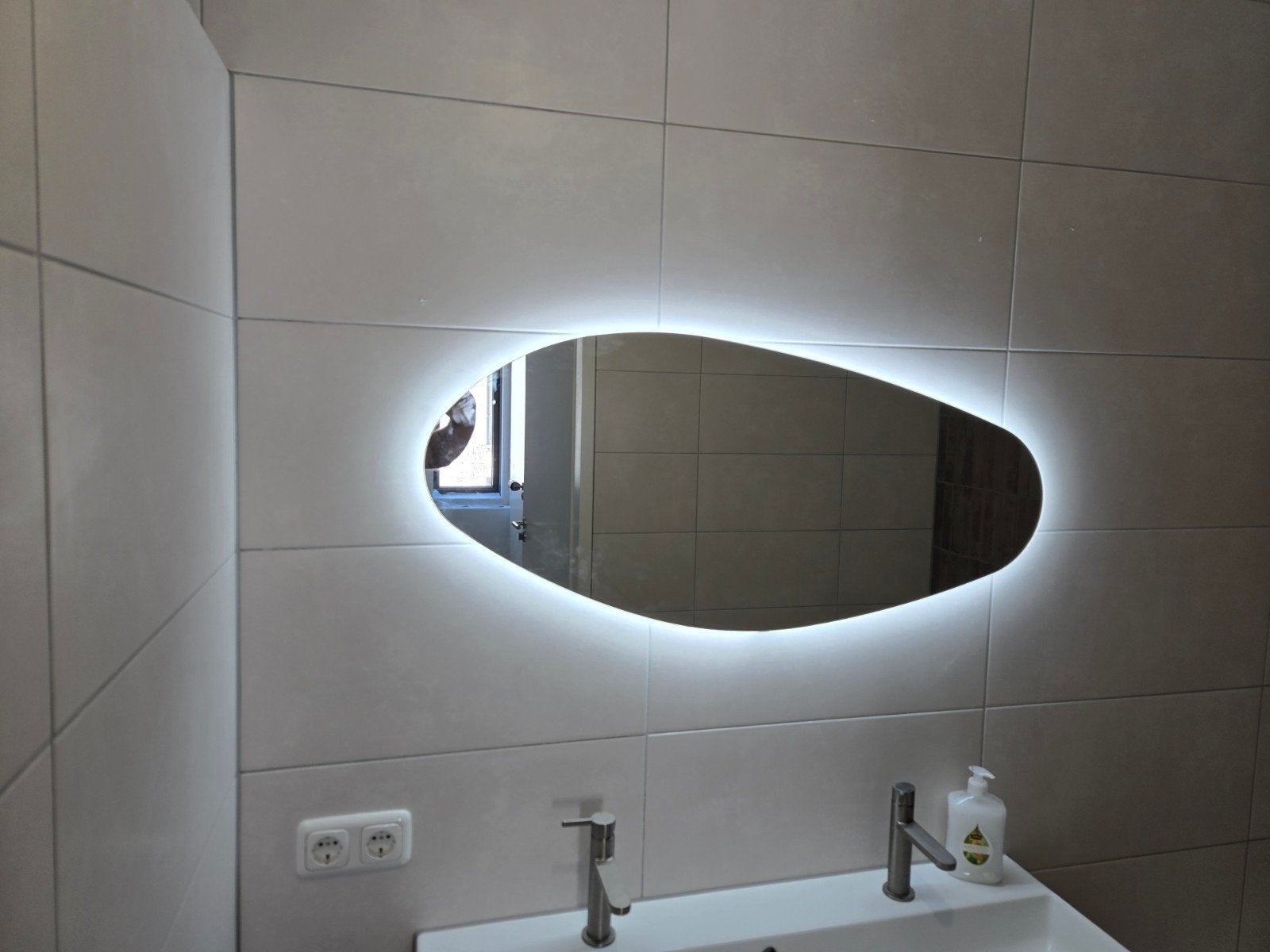 Moderne spiegel met LED verlichting - organische vorm, Ophalen, Nieuw, Minder dan 100 cm
