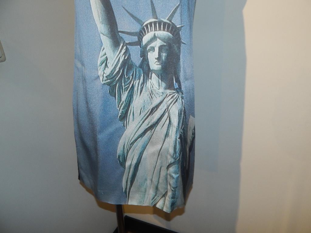 Moschino jurk vrijheidsbeeld print voorkant bijzonder D38, Maat 38/40 (M), Moschino, Gedragen, Boven de knie
