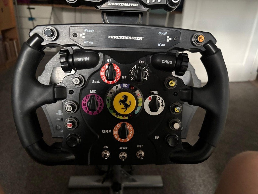 Racestuur Ferrari met racestoel en -pedalen, Spelcomputers en Games, Ophalen, 1 speler, Racen en Vliegen, Zo goed als nieuw